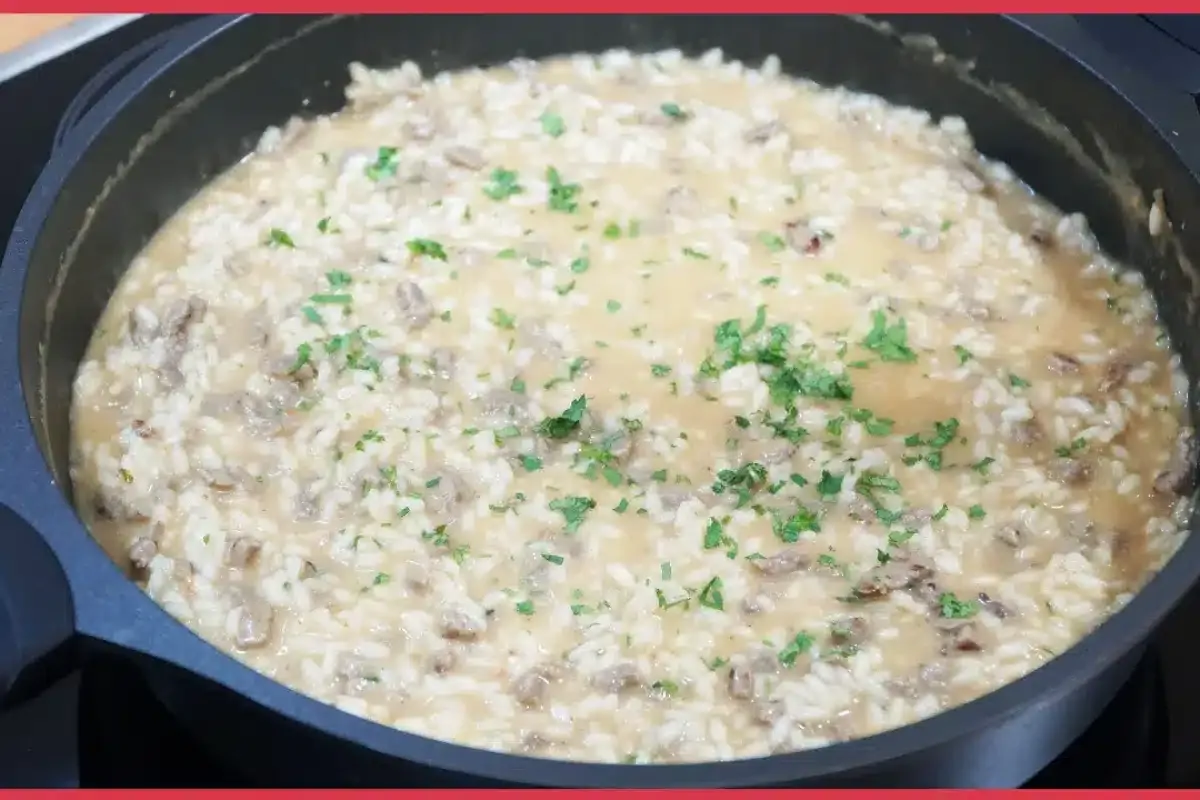 Risoto de carne cremoso, bem temperado, rápido e fácil, para