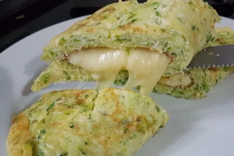 Rocambole de abobrinha leve e nutritivo que pode ser servido