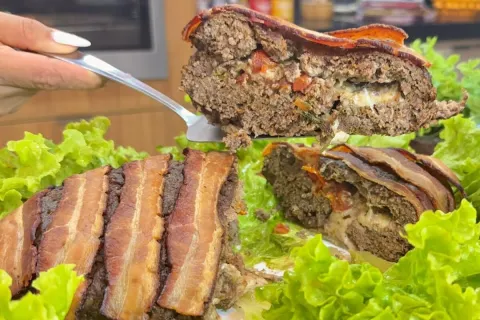 Rocambole de carne com recheio cremoso e massa suculenta que