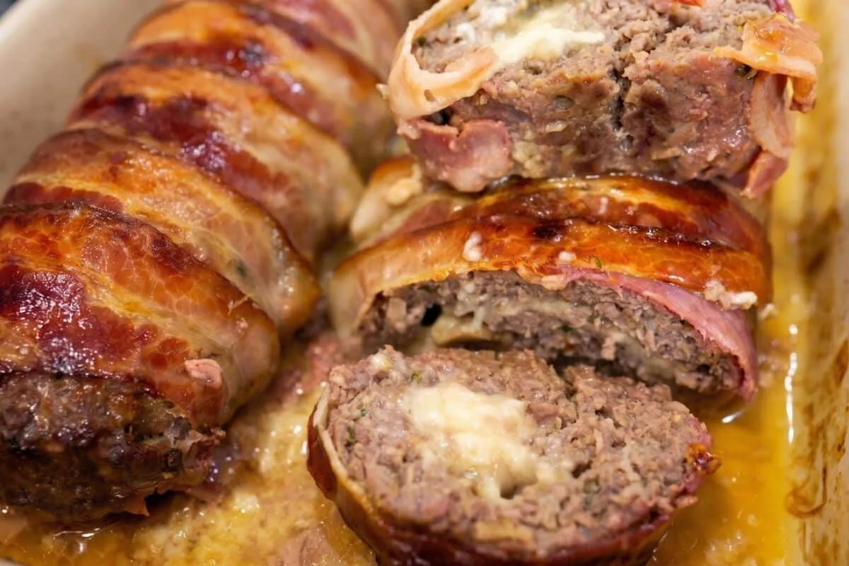 Rocambole de carne moída com bacon super recheado e suculent