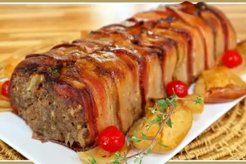 Rocambole de carne moída especial, recheado com bacon e maçã
