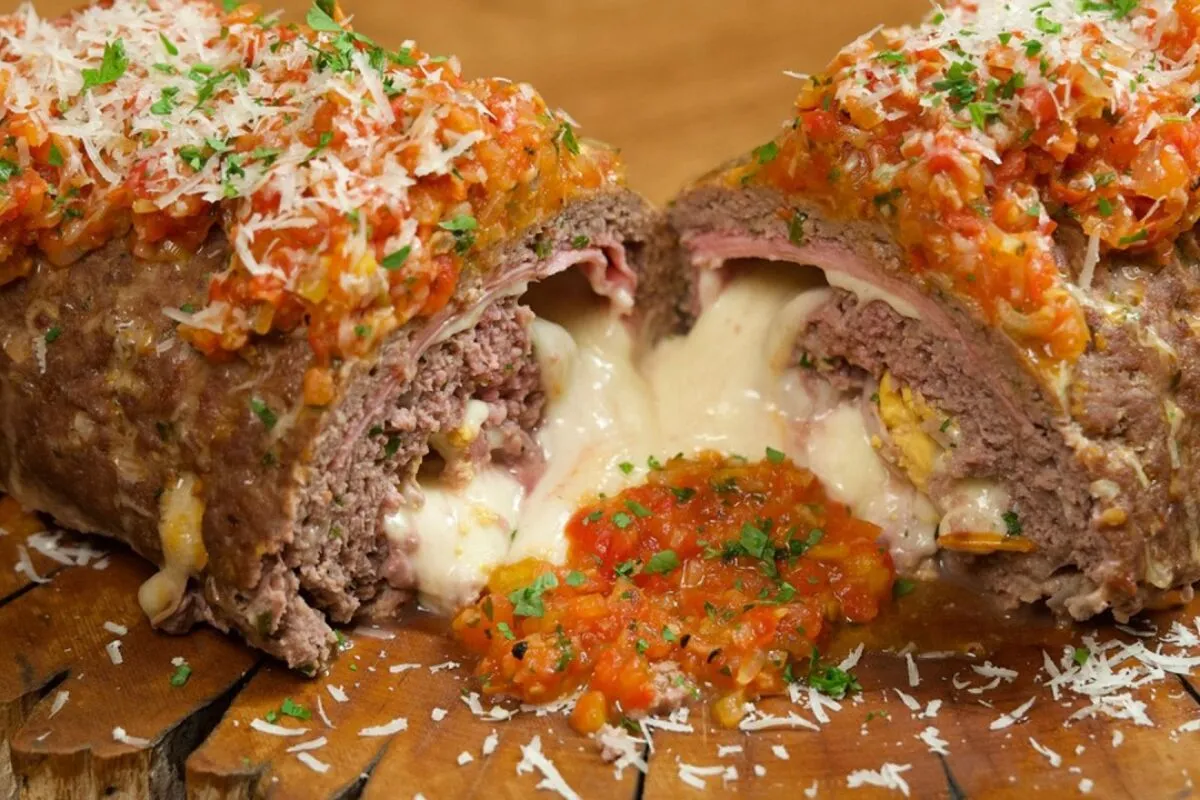 Rocambole de carne moída recheado com bastante queijo e pres