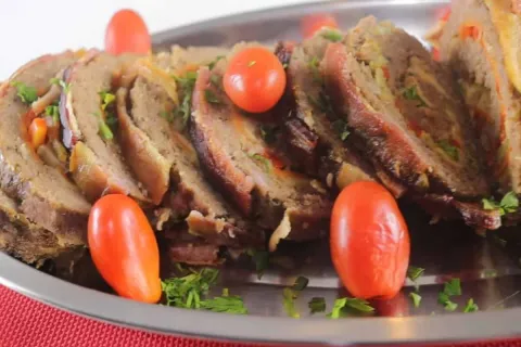 Rocambole de carne moída recheado e suculento, fácil de faze