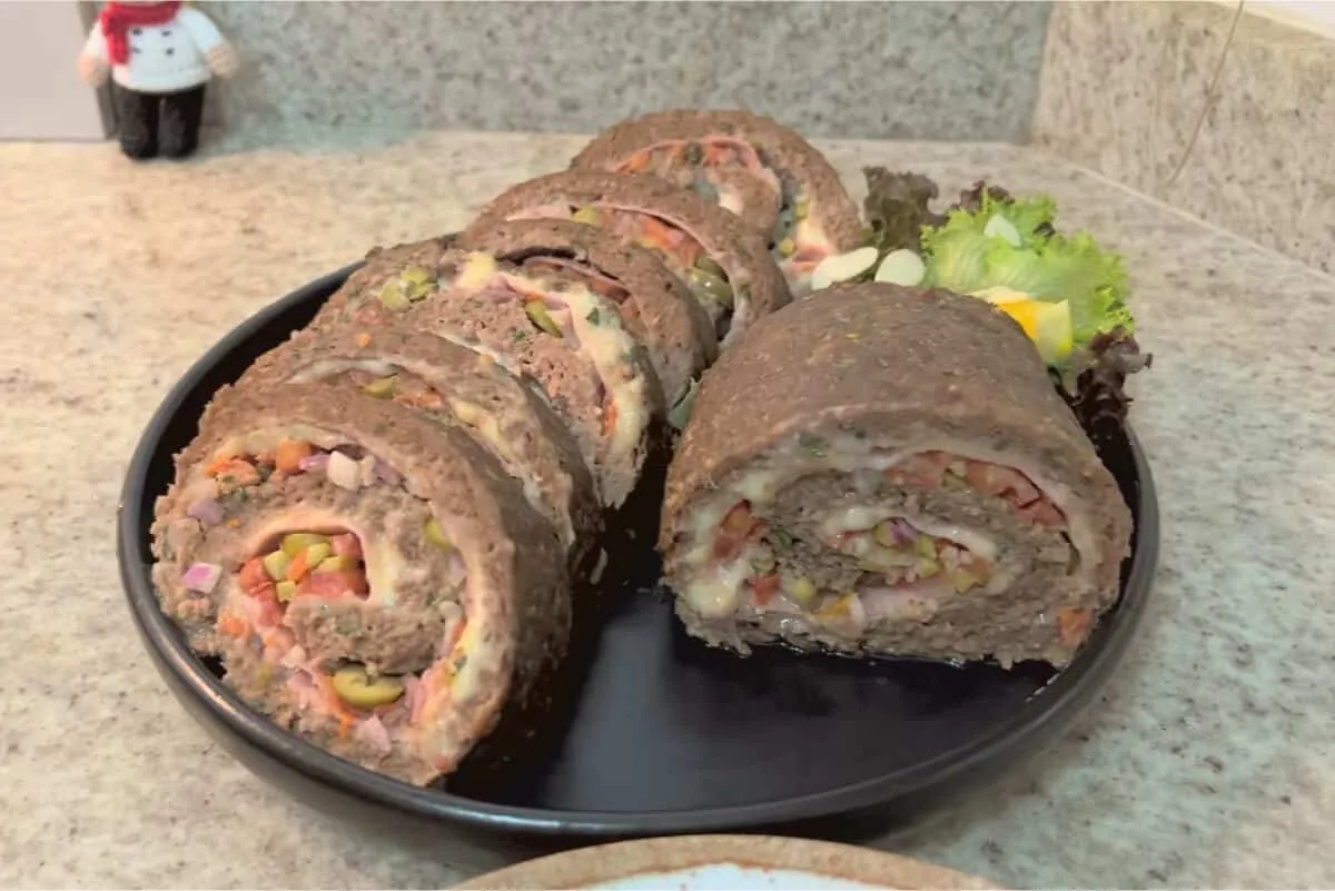 Rocambole de carne moída recheado e suculento para o almoço