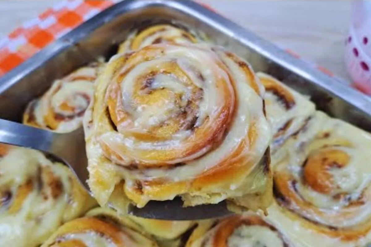 Rolinho de canela úmidos e fofinhos iguais aos cinnamon roll