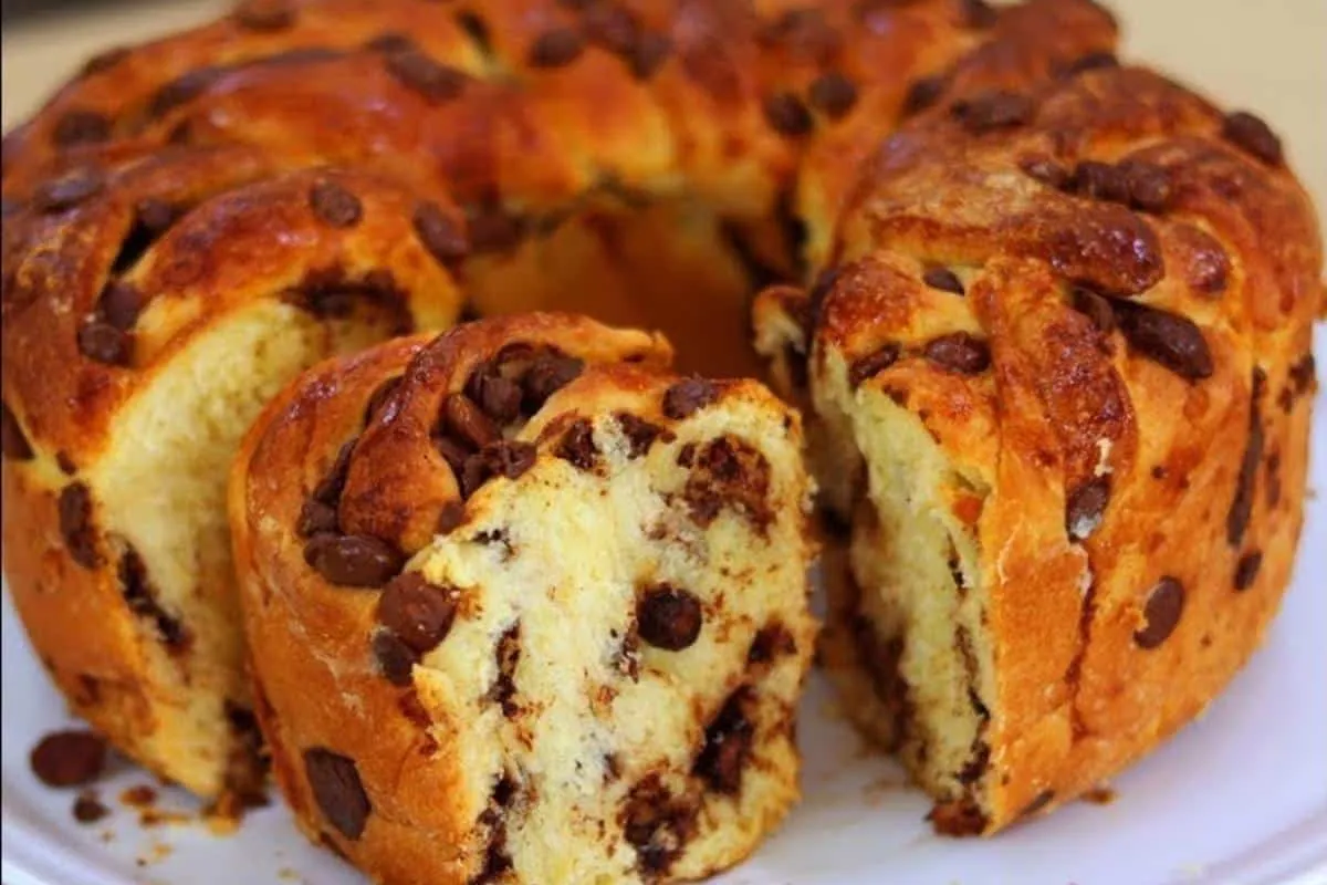 Rosca natalina com gotas de chocolate para servir no lanche
