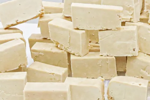 Sabão caseiro com apenas 3 ingredientes que rende muitas bar