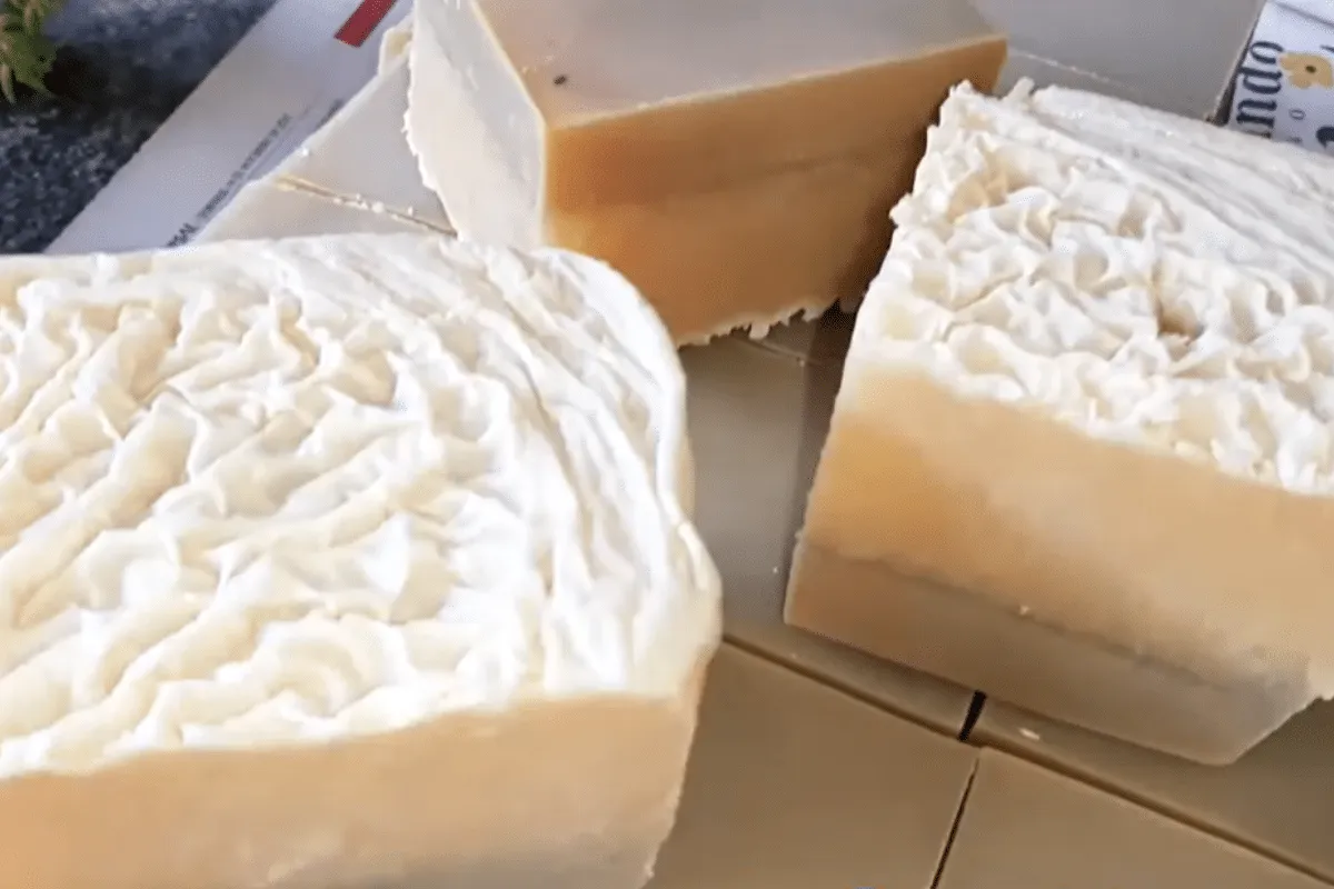 Sabão caseiro com óleo usado que leva pouca soda e espuma de