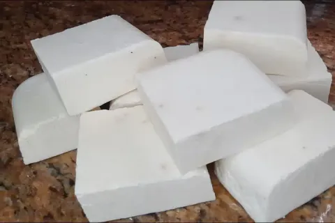 Sabão caseiro de coco: rende muito e fica ótimo para branque