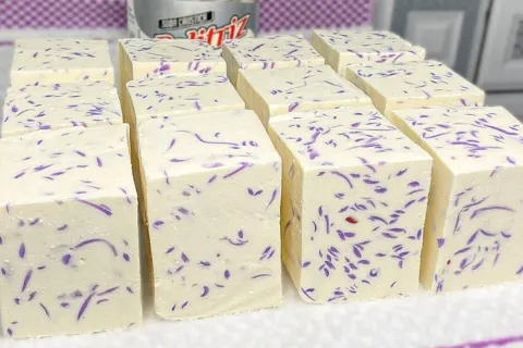 Sabão caseiro em barra que você fazer para o mês inteiro com