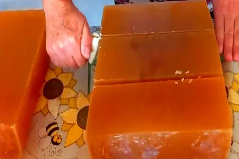 Sabão de álcool caseiro perfeito: limpa tudo e rende bastant