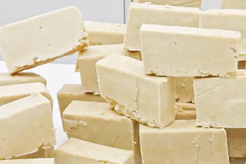 Sabão em barra caseiro de 3 ingredientes que fica pronto em 