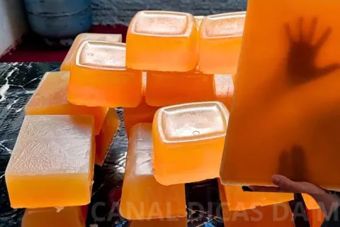 Sabão glicerinado com óleo usado potente que rende 32 barras