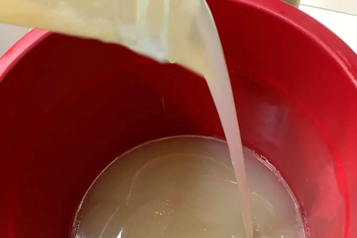 Sabão líquido caseiro: com 1 litro de óleo usado fiz 35 litr