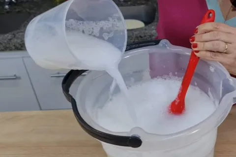 Sabão líquido caseiro econômico e fácil de fazer para lavar 