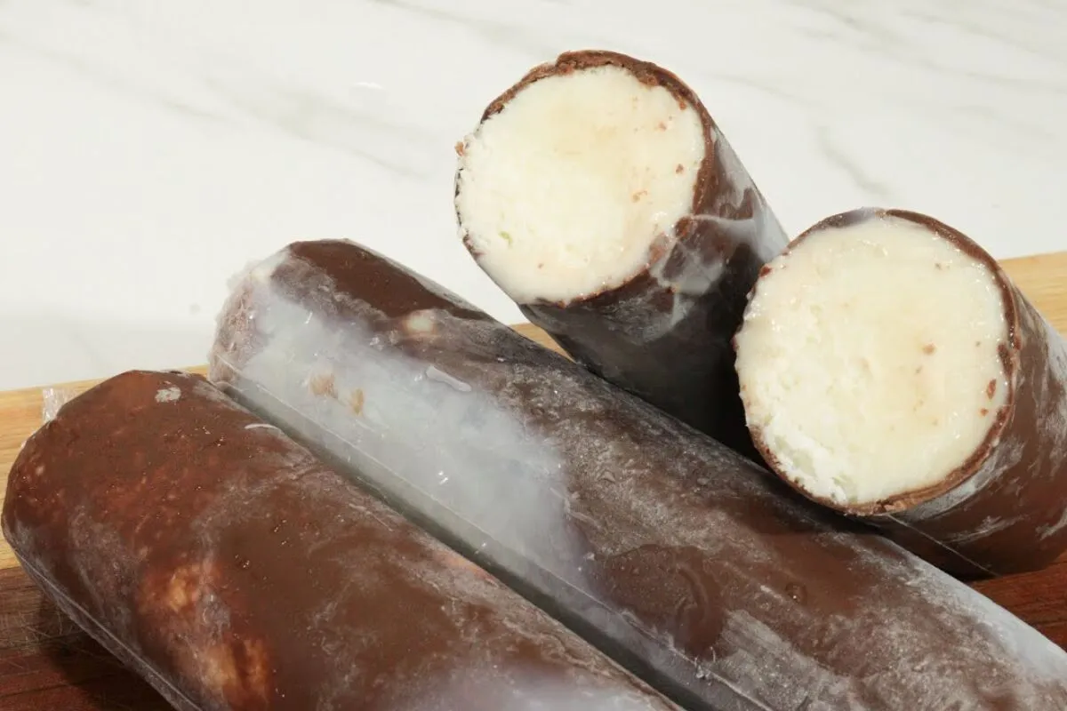 Sacolé de prestígio cremoso e delicioso, perfeito para refre