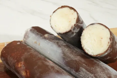 Sacolé de prestígio cremoso e delicioso, perfeito para refre