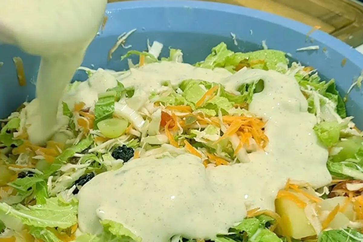 Salada com molho especial, perfeita para a janta, um acompan