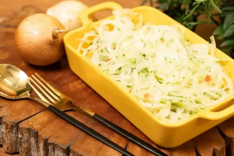 Salada de cebola de churrascaria fresca, crocante e bem temp