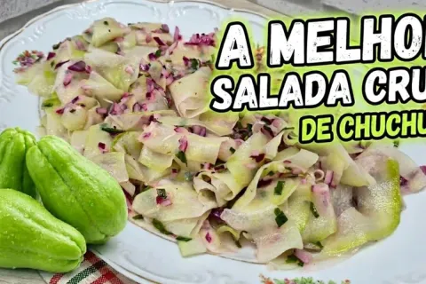 Salada de chuchu cru super refrescante e muito bem temperada