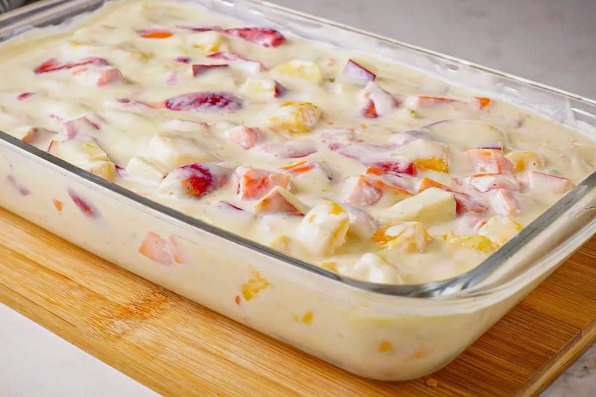 Salada de frutas com um toque cítrico, que não é enjoativa e