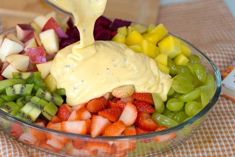 Salada de frutas feita de um jeito diferente que vai te surp