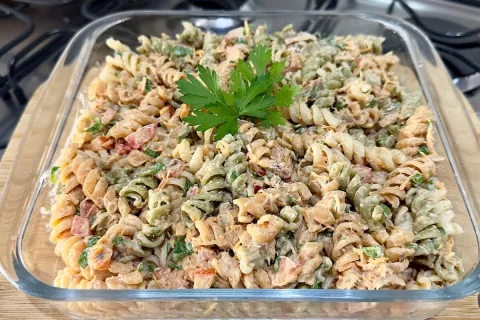Salada de macarrão com atum refrescante e econômica, para vo