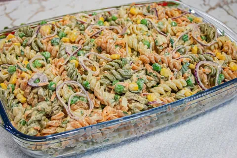 Salada de macarrão cremosa e saborosa para você acompanhar q