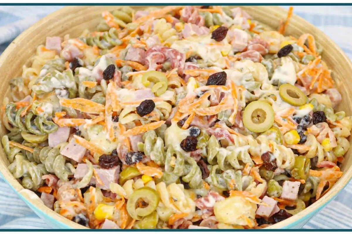 Salada de macarrão no estilo macarronese, fácil, colorida e