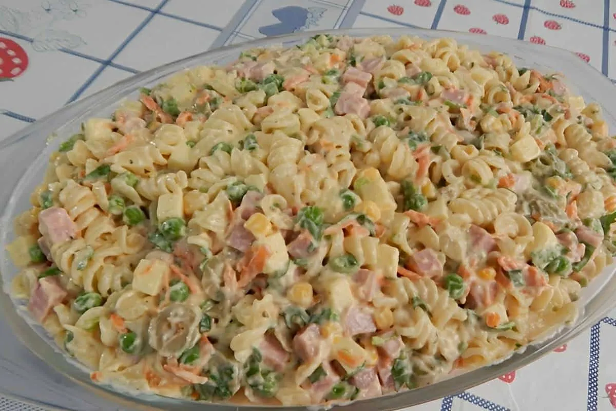 Salada de macarrão ótima para acompanhar qualquer prato do a