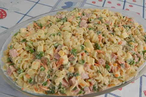 Salada de macarrão ótima para acompanhar qualquer prato do a