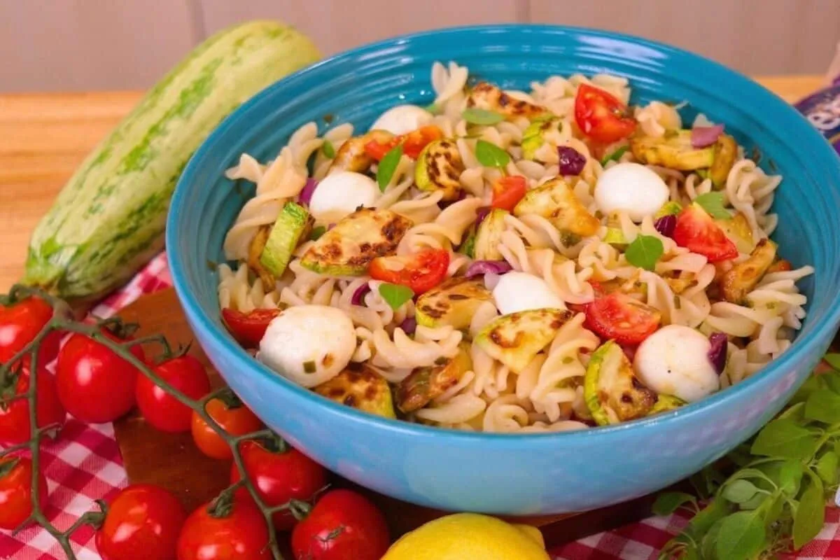 Salada de macarrão sem glúten e sem maionese, um acompanhame