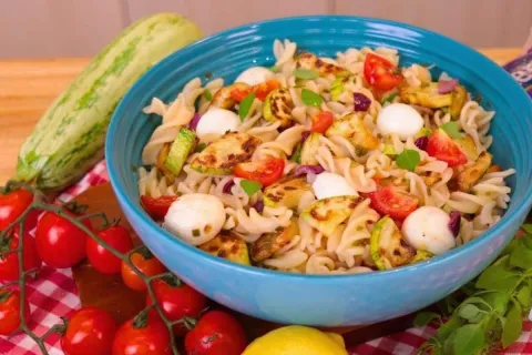 Salada de macarrão sem glúten e sem maionese, um acompanhame