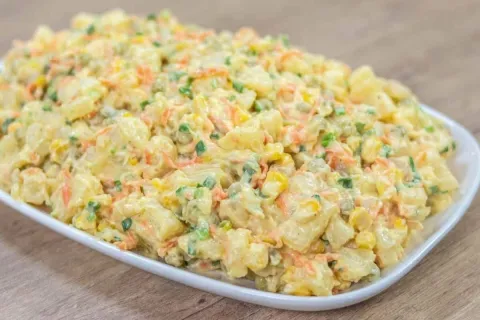Salada de maionese com mandioca incrível, a mandiocanese que