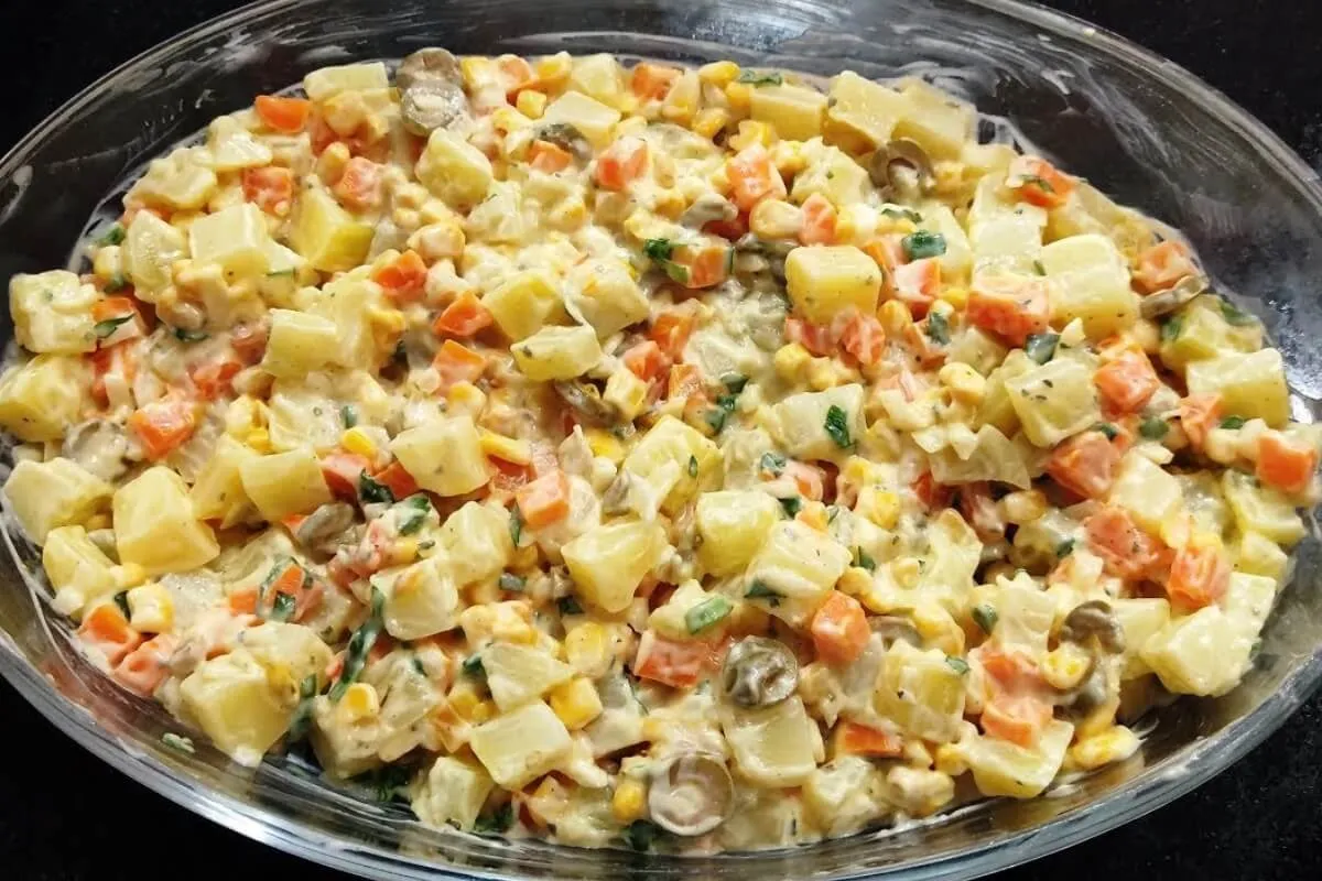 Salada de maionese de restaurante um ótimo acompanhamento pa