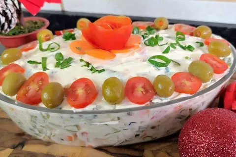 Salada de maionese simples e deliciosa feita com um ingredie