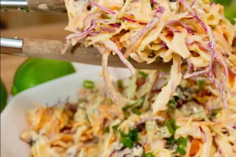 Salada de repolho cremosa e completa, um acompanhamento sabo