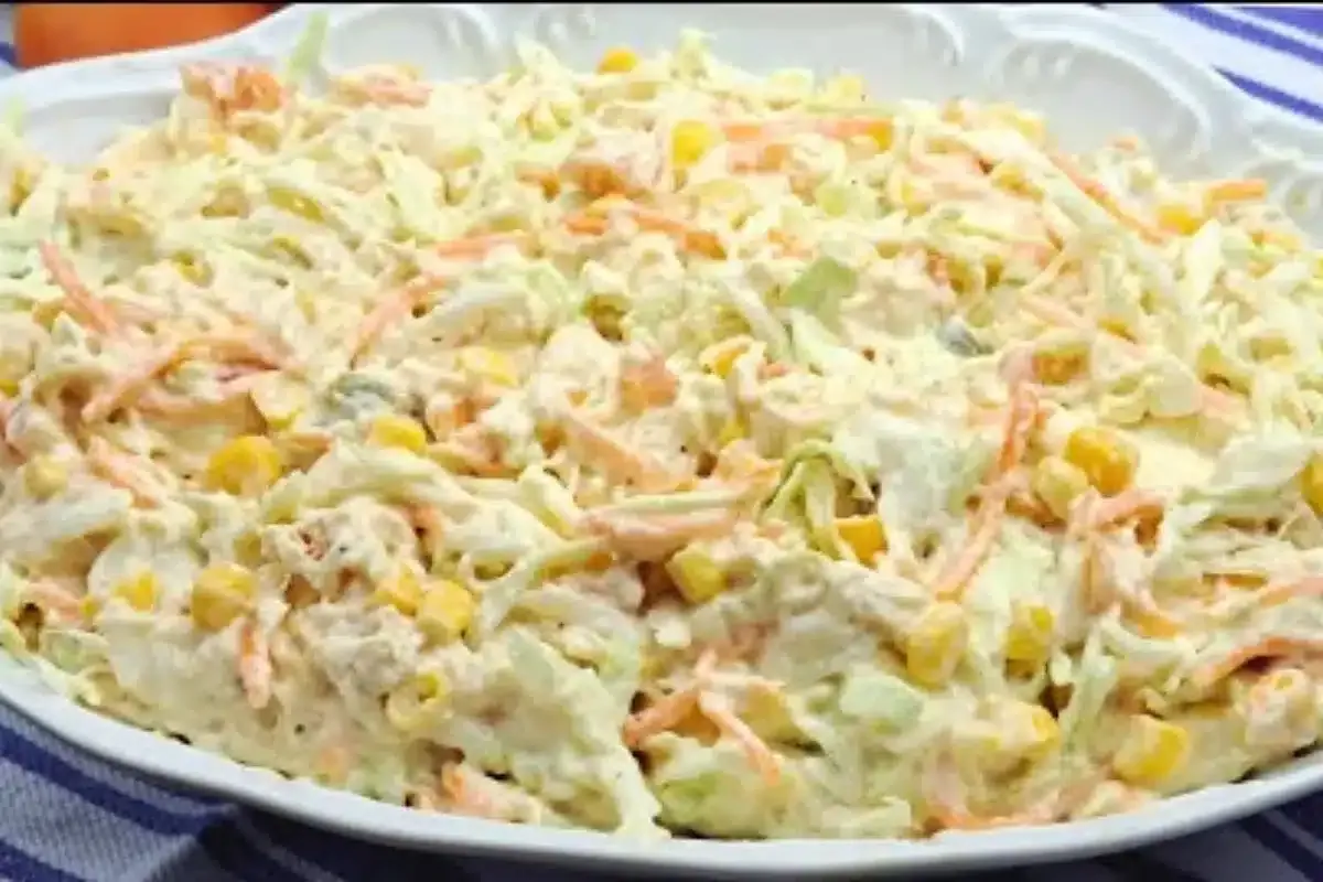 Salada de repolho cremoso com frango desfiado bem temperado,