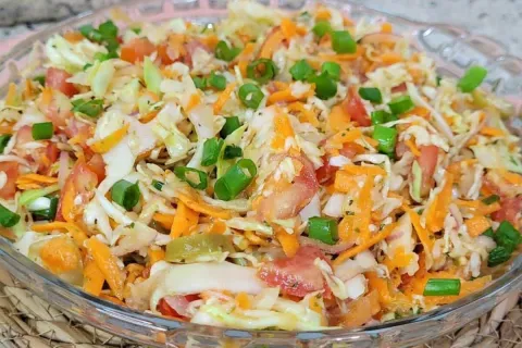 Salada mista colorida e refrescante, ideal para almoços de f