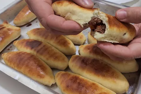 Salgado assado de carne moída, uma massa de esfirra macia co