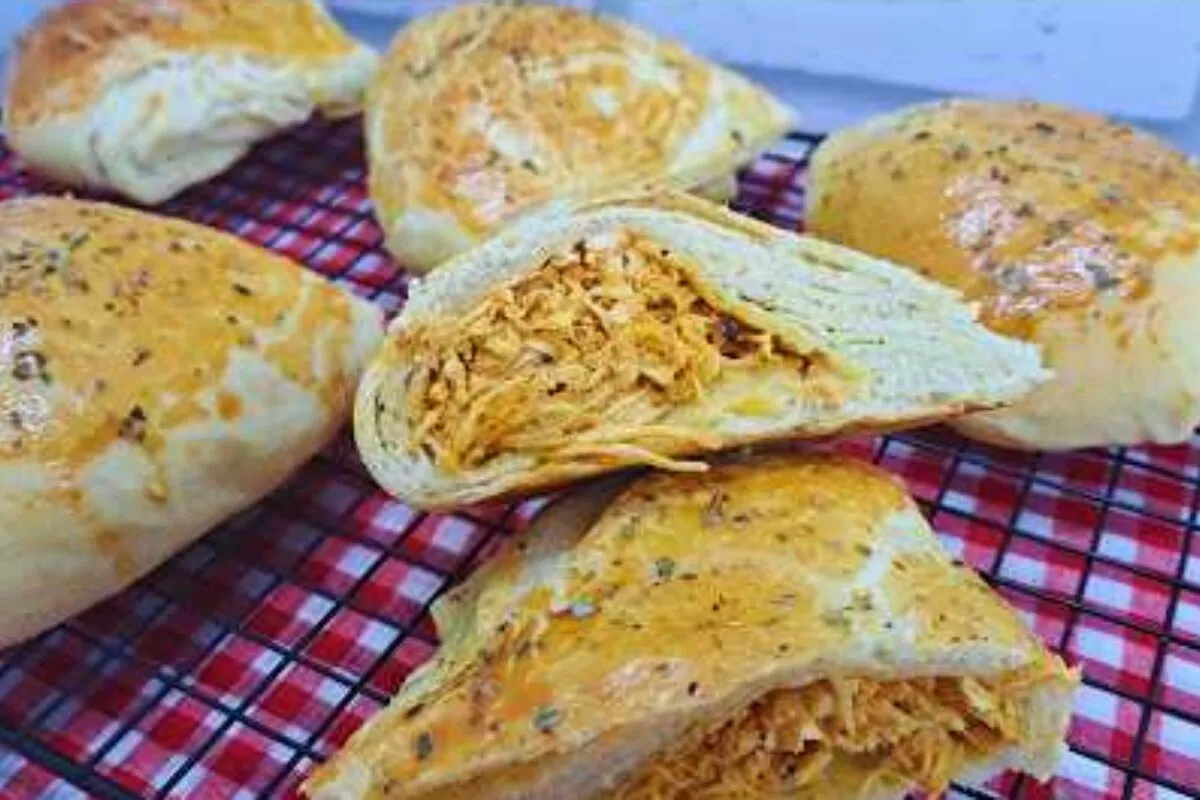 Salgado de frango semi folhado com massa leve e recheio bem