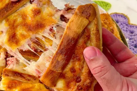 Salgado de padaria estilo mistão de forno, bem recheado com 