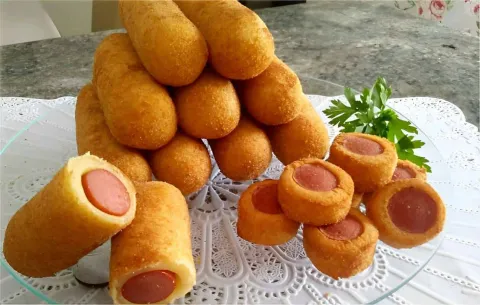 Salsicha empanada no palito um salgado delicioso e muito fác