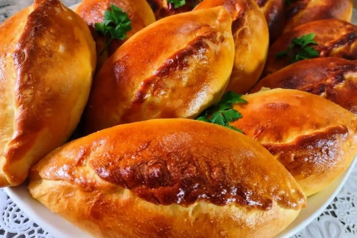 Saltenha: um salgado delicioso com massa fofinha e recheio c