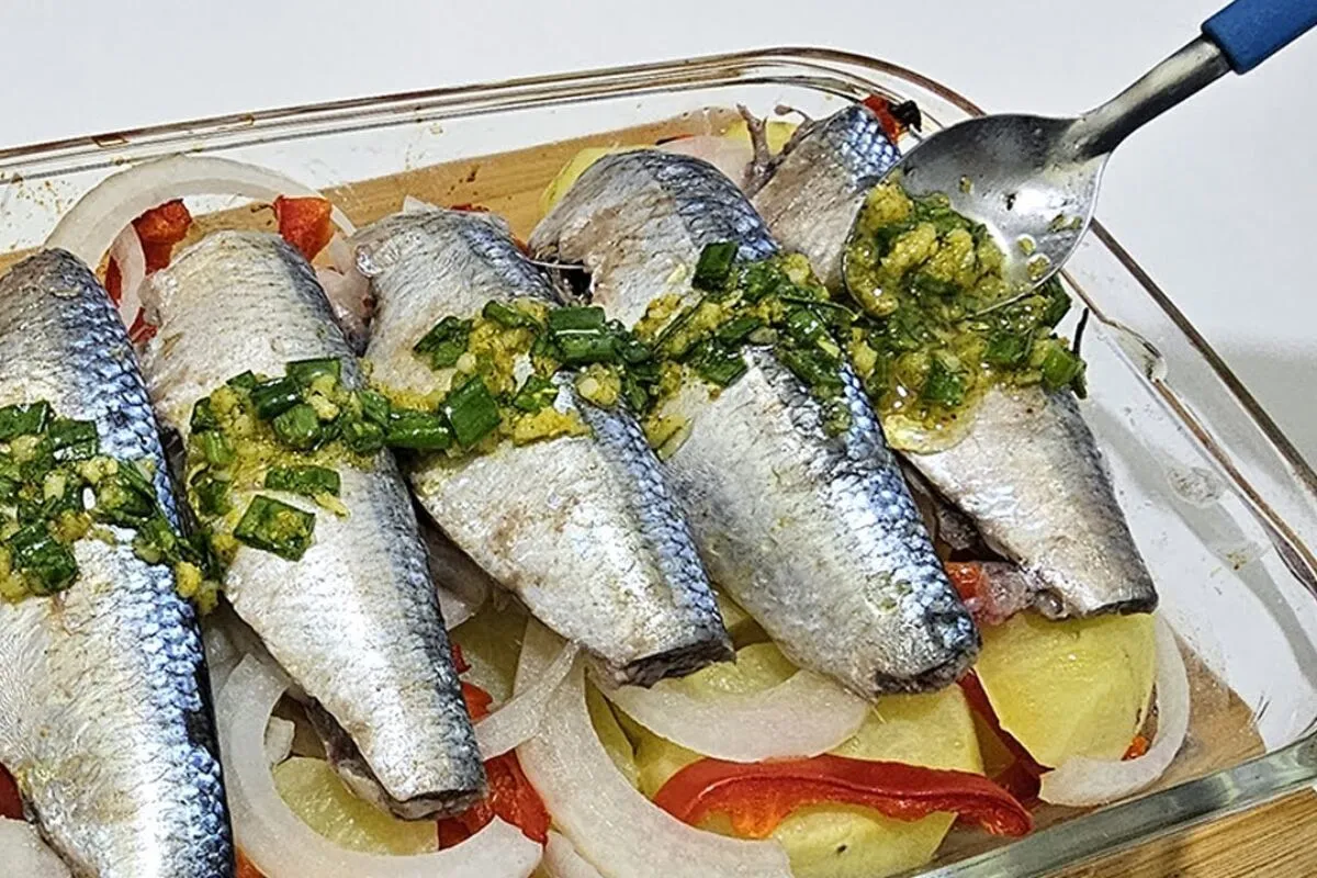 Sardinha de forno prática e com um molho perfeito, para você