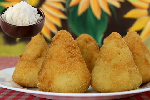 Se você tem arroz que sobrou de ontem já pode fazer coxinha 