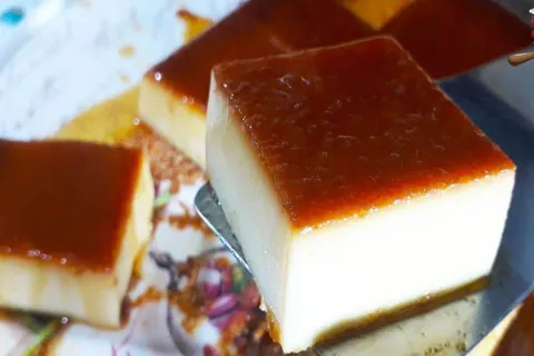 Sempre que sobra pão em casa eu faço esse delicioso pudim de