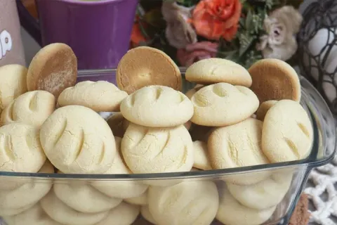 Sequilho de fubá que derrete na boca: só misturar e assar po