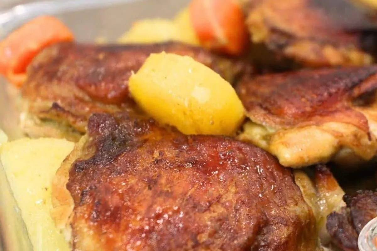 Sobrecoxa assada com batata: a receita simples e fácil que g