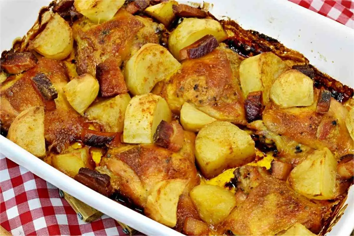 Sobrecoxa assada com batatas e bacon muito diferente saboros